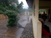die-patienten-warten-geduldig-auch-waehrend-der-liberianischen-regensaison