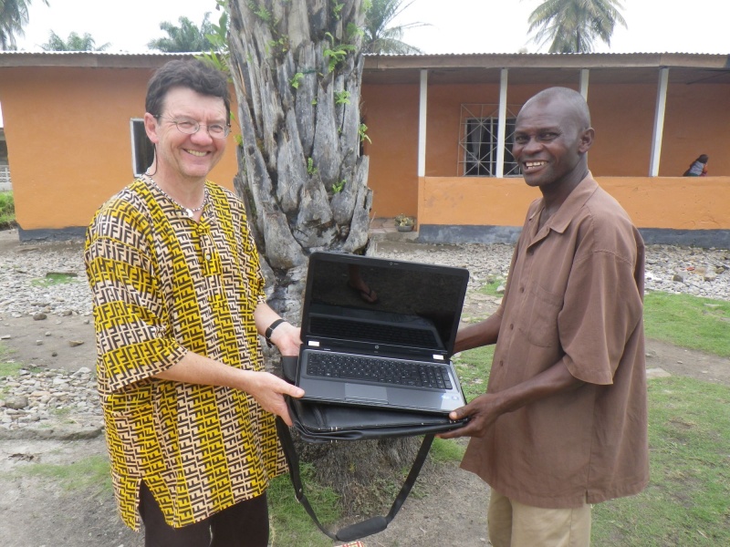 unser-representative-nelson-erhaelt-einen-laptop-fuer-seine-kommunikation-mit-deutschland
