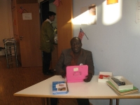 vice-vorsitzender-francis-amissah-an-der-kasse-des-adventsmarkts-st-bernhard-2013