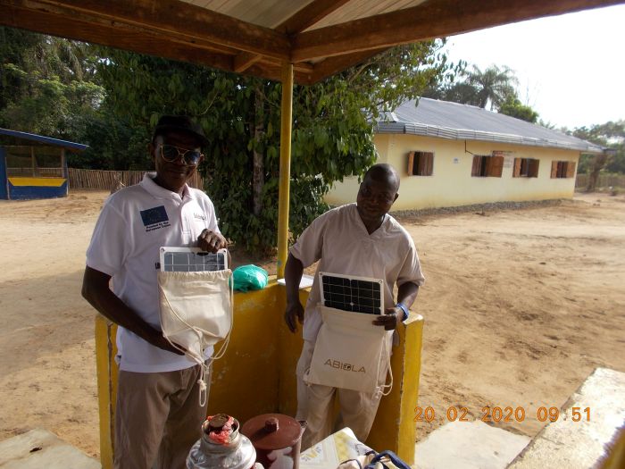 robert-und-campbell-vom-med-team-stehen-vor-ihrer-clinic-und-sind-gluecklich-ueber-die-gespendeten-solarpanels