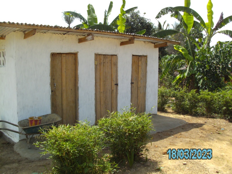die Patiententoiletten an der Mawah-Buschclinic sind fertig