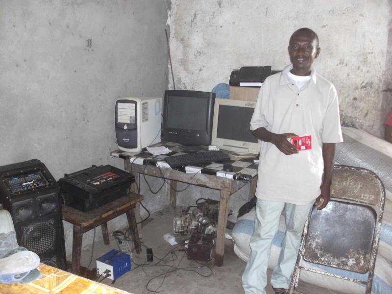 Unser Communicator Leon Moore mit seinem Equipment in seinem Laden in Bong Mine
