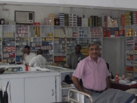 Unsere Medikamente kaufen wir preiswert und nah bei einem zuverlässigen indischen Apotheker in der Hauptstadt
