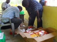 Aufteilen der Medikamente aus Monrovia auf die beiden Clinicen