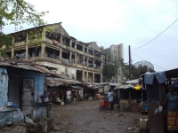 Das ehemalige Maternity-Hospital in Monrovia mit dem Dukor-Hotel im Hintergrund ist nur noch ein runtergekommener Slum