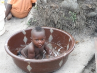 Kinder werden in Liberia täglich gebadet