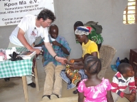 Medizinischer Check-Up während des Besuchs des Vereinsvorsitzenden in L. im April 2011