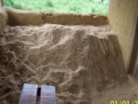 Sand aus dem weit entfernten Fluß zum Mauerbau an der Clinic.