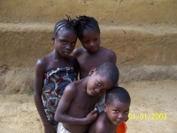 Wir in Deutschland arbeiten für glückliche, weil gesunde Kinder in Liberia.