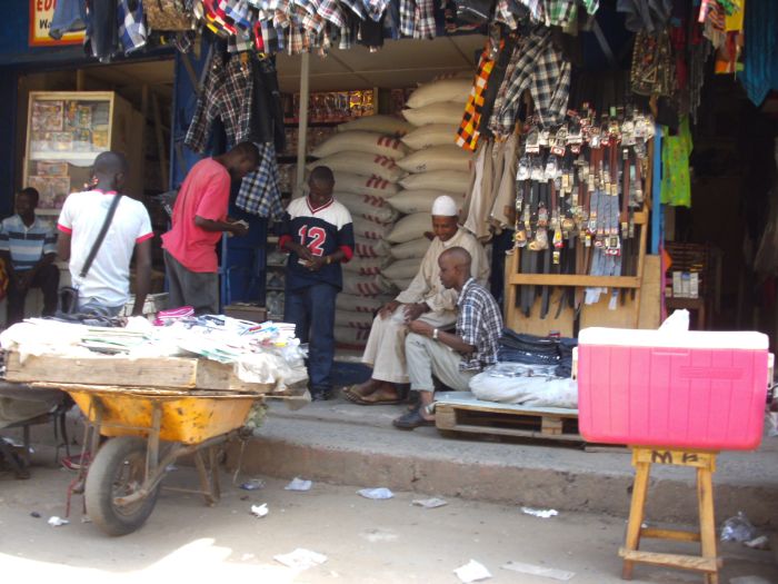 Einer von vielen Reishändlern im Stadtteil Dualla; - noch gut bestückt, weil ein Bild vom April 2014