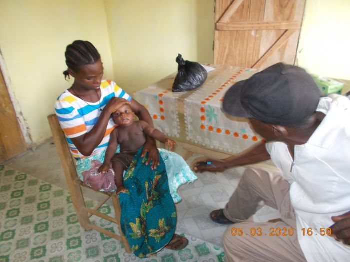 robert-ziapolee-unser-bester-primary-health-worker-bei-der-arbeit-in-der-yarbayah-clinic