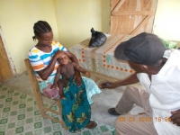 robert-ziapolee-unser-bester-primary-health-worker-bei-der-arbeit-in-der-yarbayah-clinic
