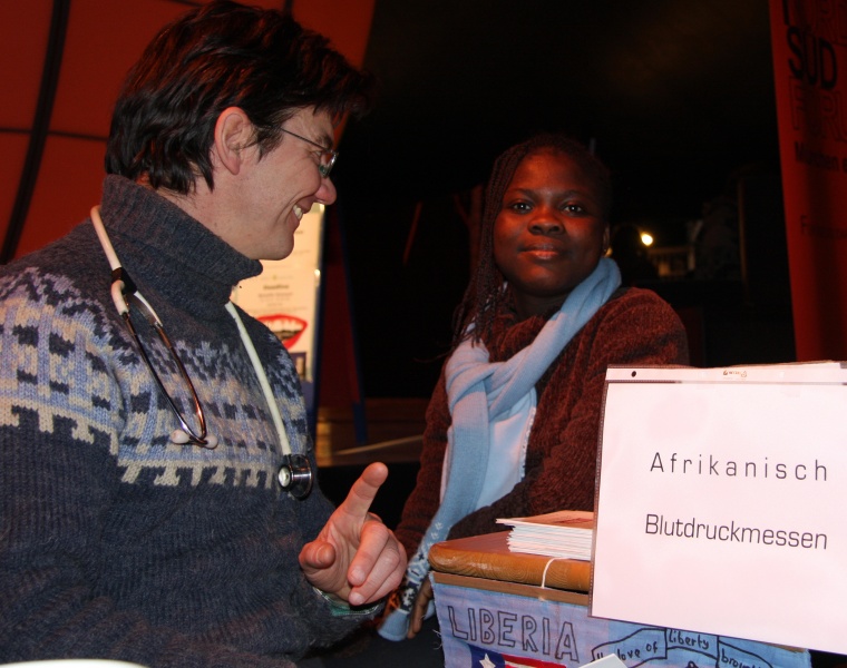 afrikanisch Blutdruckmessen ohne Strom