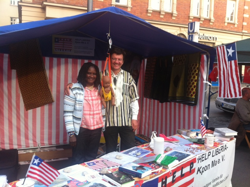 hawa-und-thomas-boehner-fuer-ihre-medizinische-hilfsorganisation-help-liberia-auf-dem-muenchner-streetlife-festival-im-fruehjahr-2014