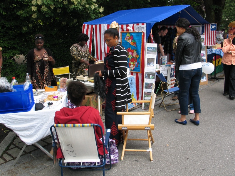 Zöpfe-Flechten beim Afrika-Tag Gröbenzell Sommer 2011
