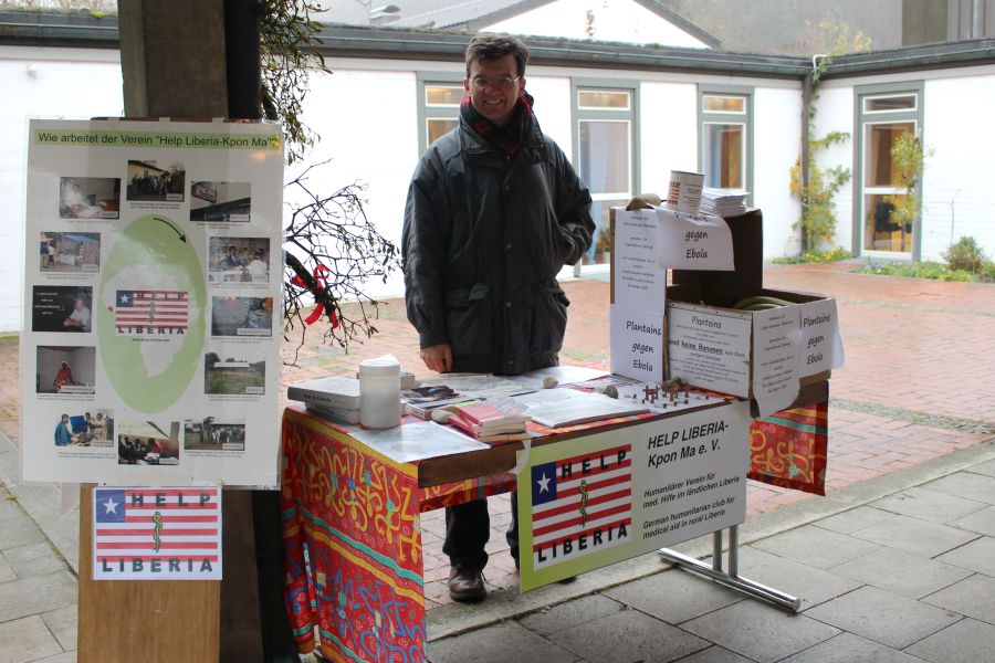 in-der-dezemberkaelte-im-ebola-jahr-2014-vor-der-evang-kirche-grafrath