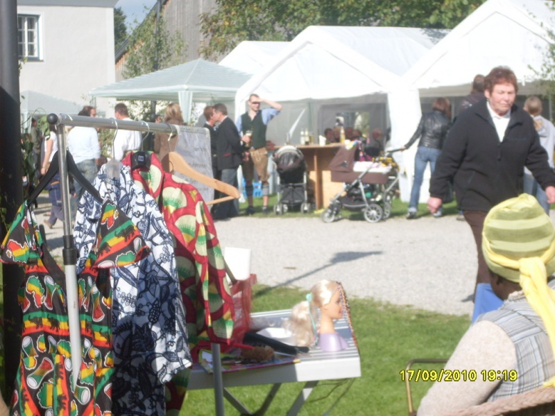 eine Liberianerin verkauft Kleider aus ihrem Land im oberbayerischen Kloster Spielberg 2010