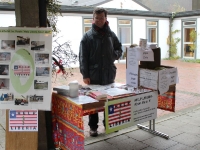 in-der-dezemberkaelte-im-ebola-jahr-2014-vor-der-evang-kirche-grafrath