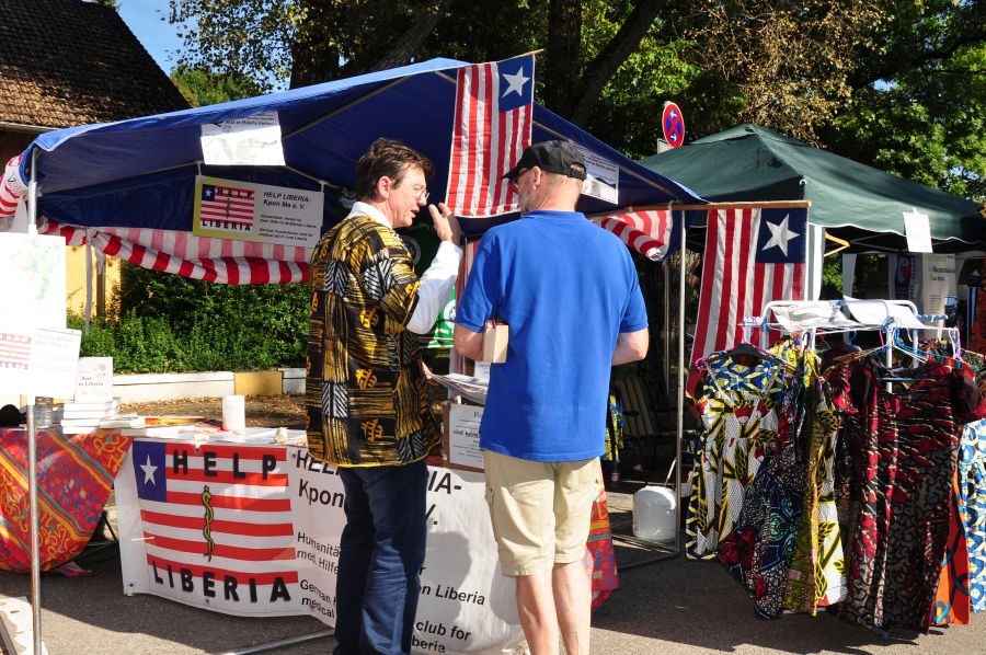 ueberzeugungsarbeit-auf-dem-oekomarkt-puchheim-2016